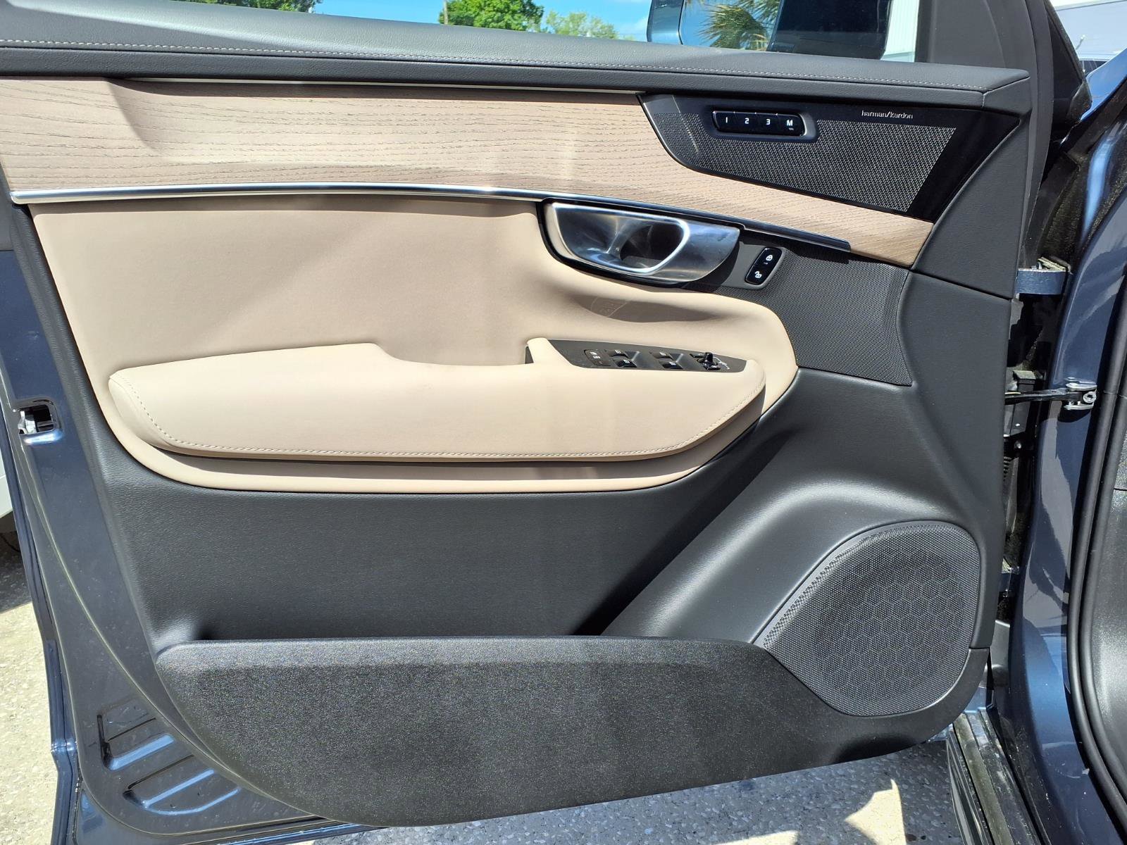 New 2026 Volvo XC90 B5 Plus w/ Protection Package Premier AWD/4WD image 14