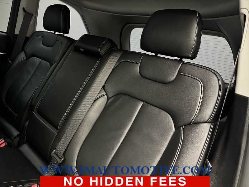 Used 2023 Jeep Grand Cherokee Limited w/ Black Appearance Package AWD/4WD image 15