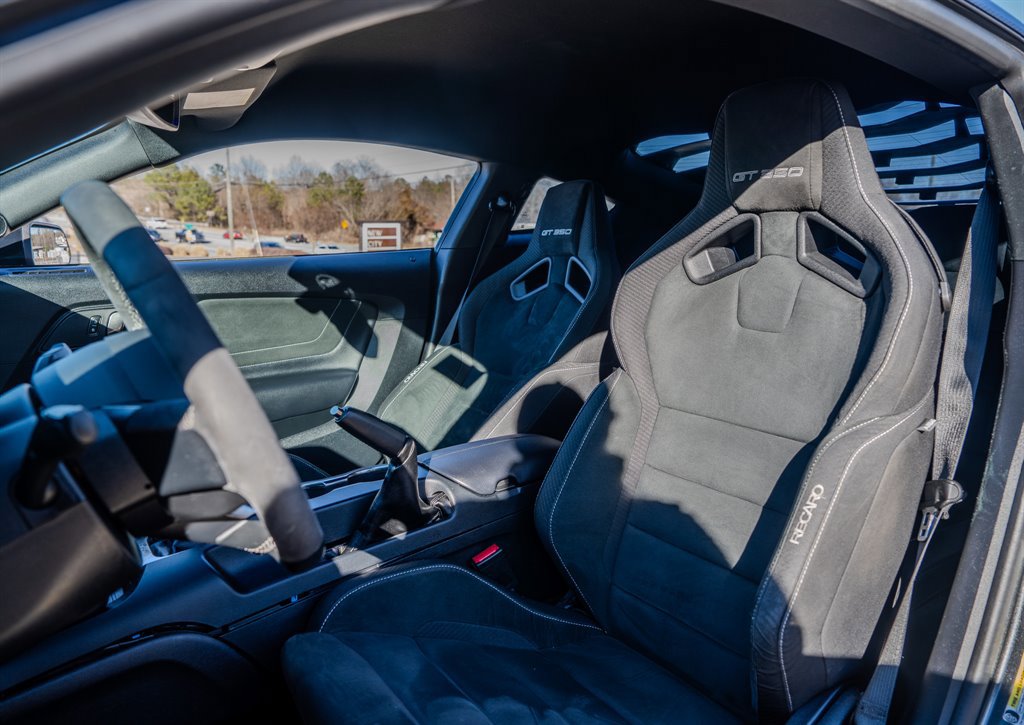 Used 2016 Ford Mustang Shelby GT350 w/ Track Package image 27