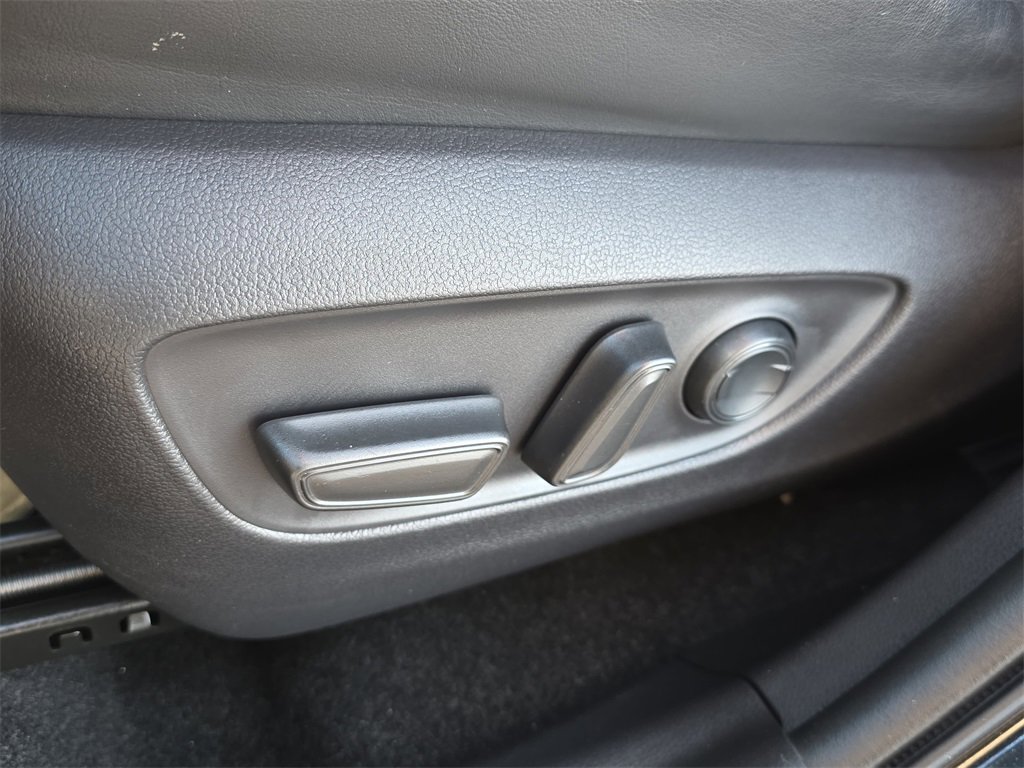 Used 2019 Toyota RAV4 Limited image 31