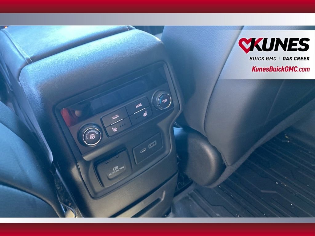 Used 2023 GMC Acadia SLT w/ Elevation Edition image 24