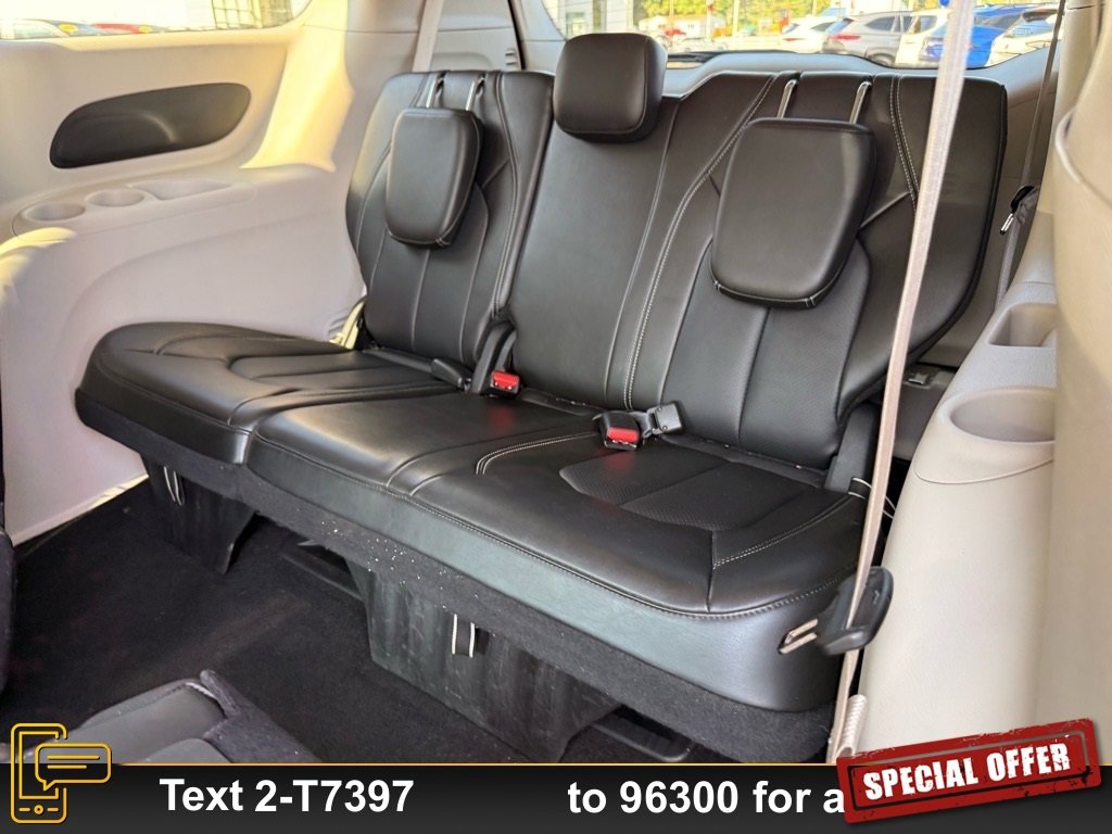 Used 2024 Chrysler Pacifica Touring-L image 15