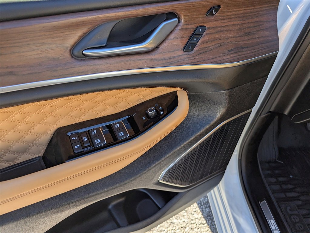 Used 2025 Jeep Grand Cherokee Summit w/ Obsidian Package image 19