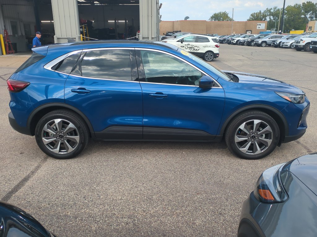 Used 2023 Ford Escape Platinum w/ Premium Technology Package image 5