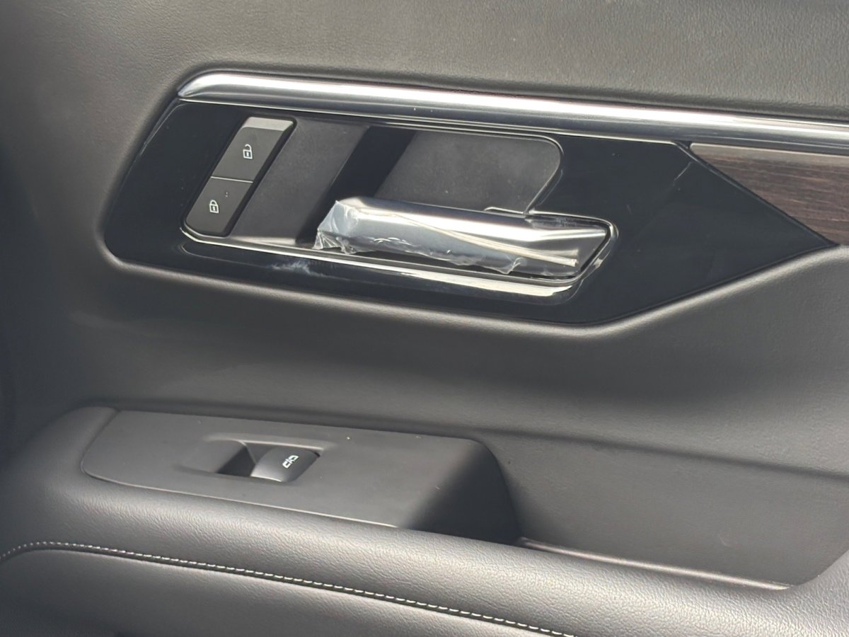 Used 2025 Chevrolet Tahoe LS RWD image 29
