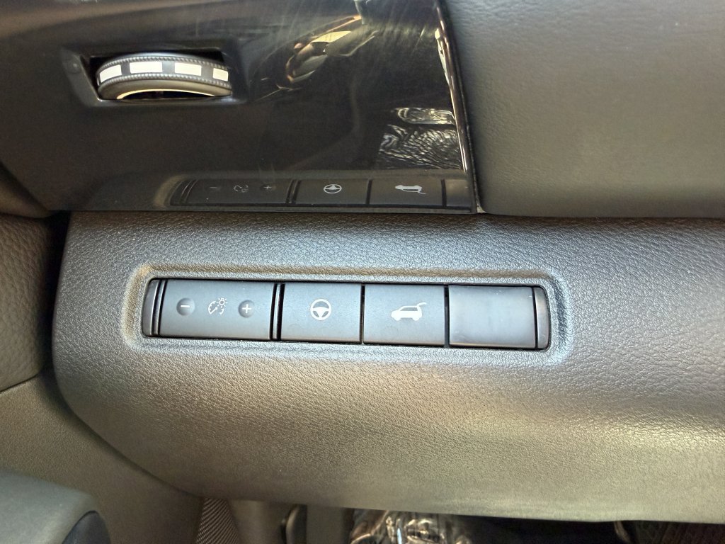 Used 2025 Nissan Pathfinder SV w/ SV Premium Package FWD image 28
