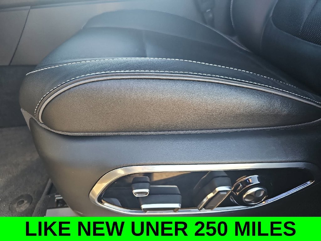 Used 2023 Jeep Grand Cherokee Overland w/ Luxury Tech Group IV AWD/4WD image 30