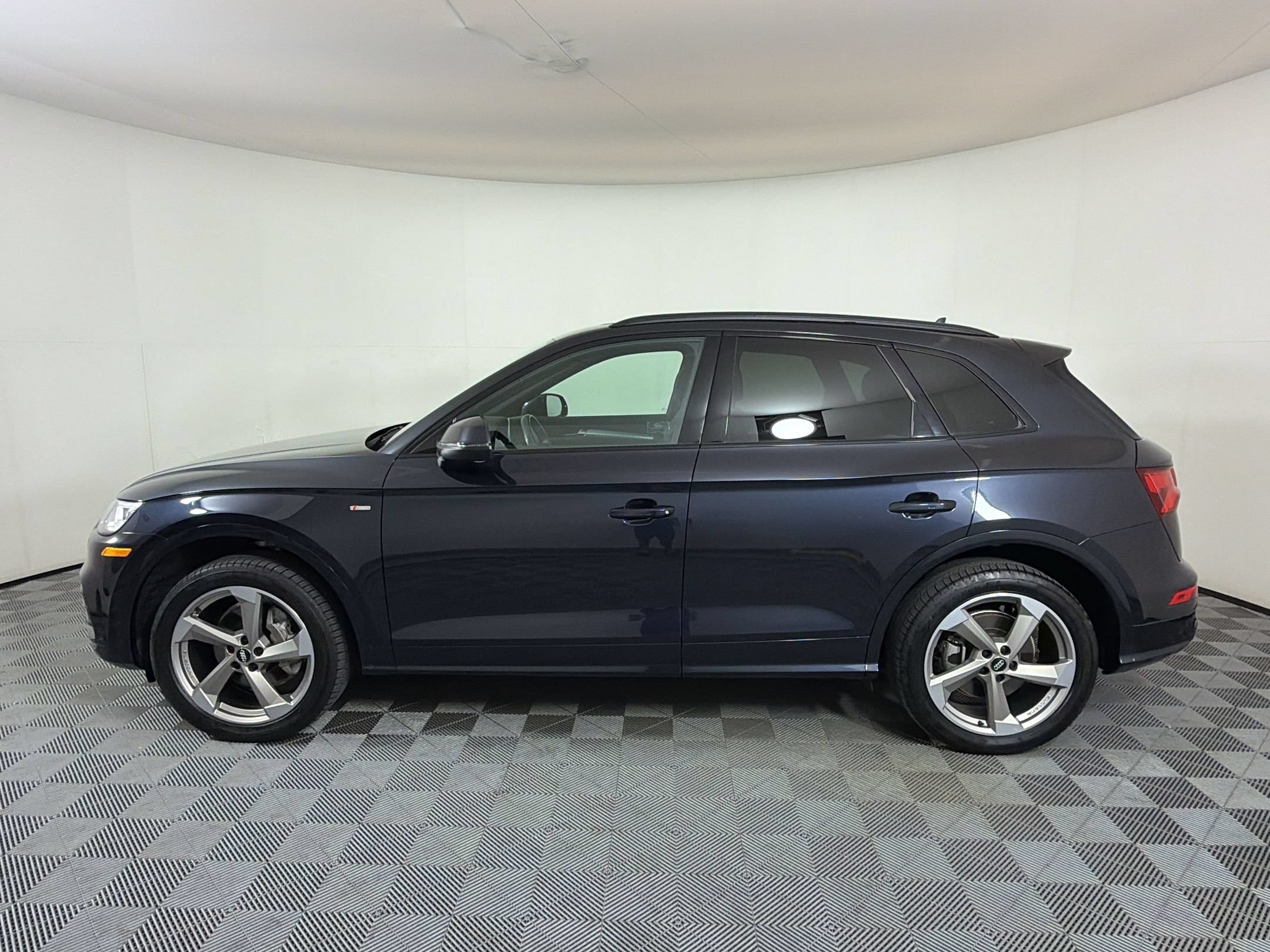 Used 2020 Audi Q5 2.0T Titanium Premium Plus w/ Premium Plus Package AWD/4WD image 2