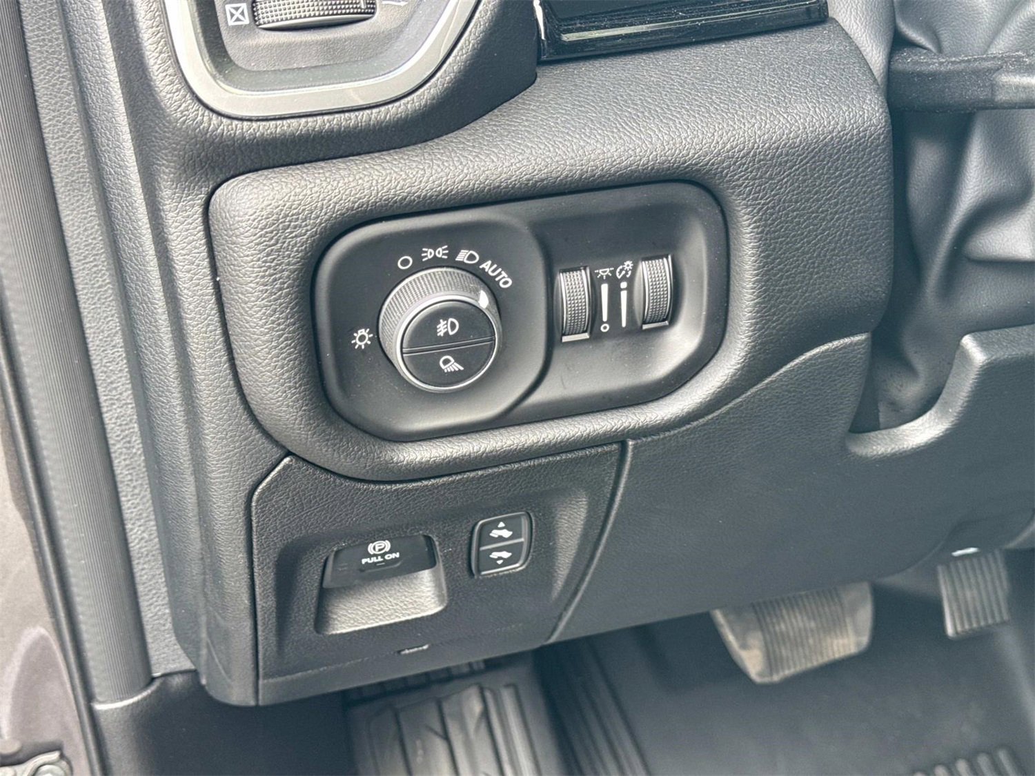 Used 2025 RAM 1500 Laramie w/ Night Edition image 30