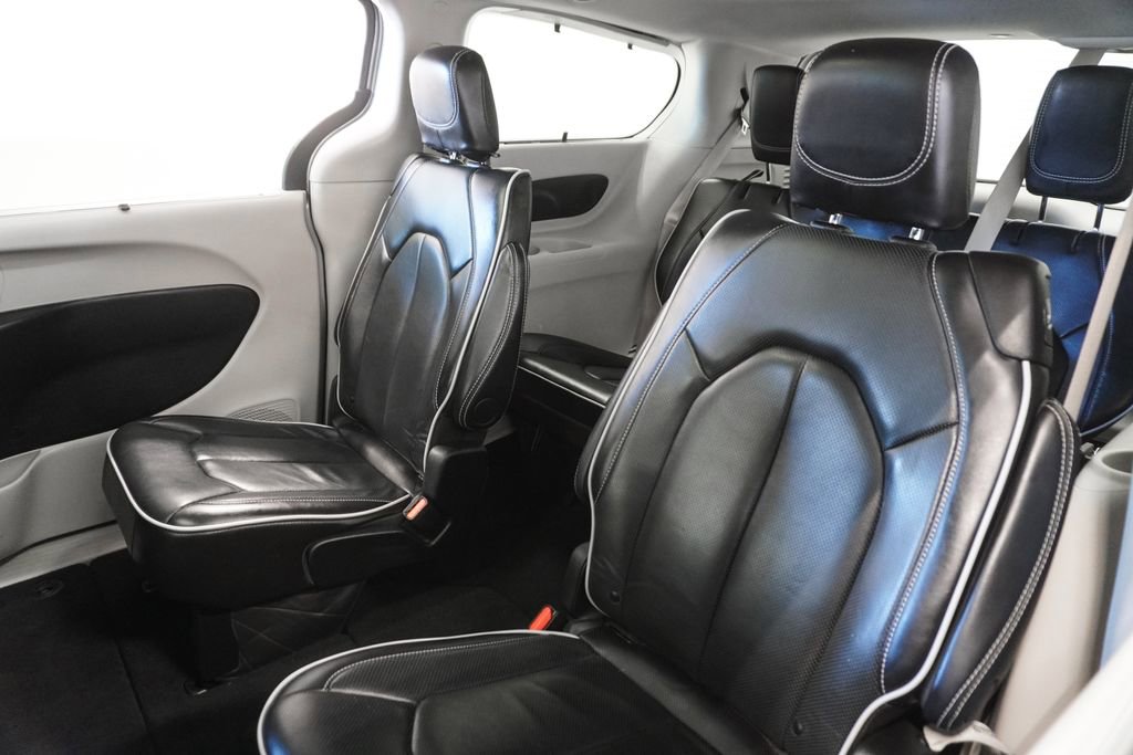 Certified 2024 Chrysler Pacifica Limited image 11