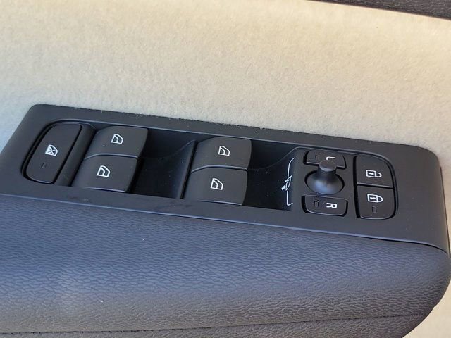 Used 2025 Volvo XC40 B5 Plus w/ Protection Package Premier image 30