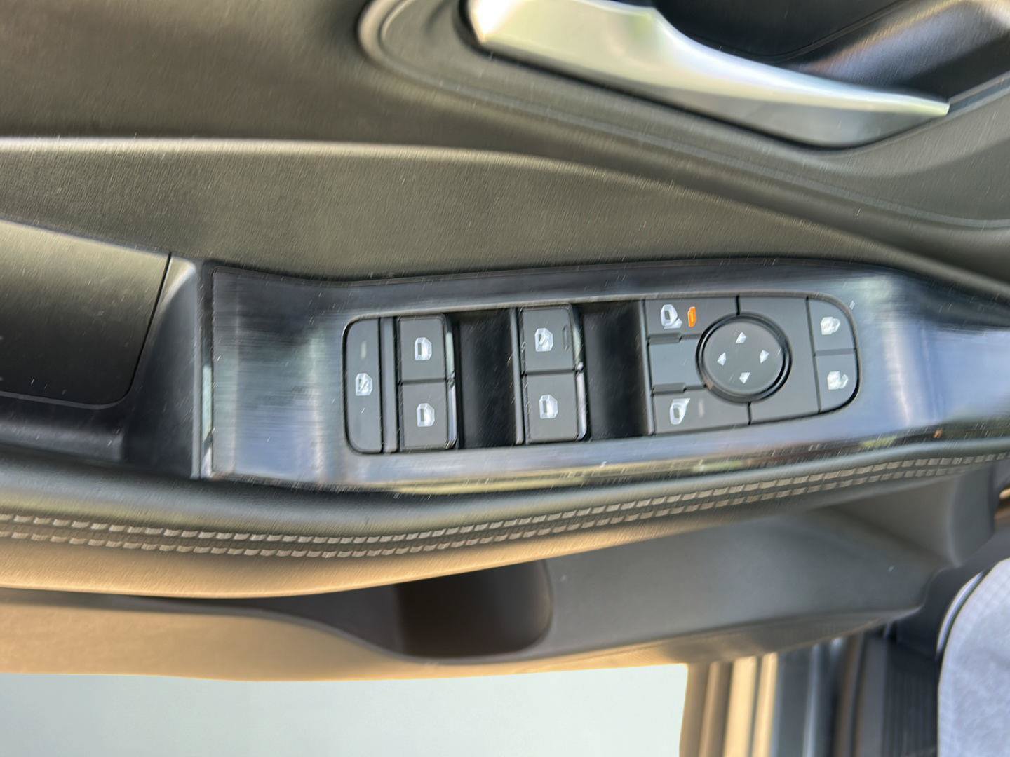 Used 2024 Nissan Rogue SV FWD image 19