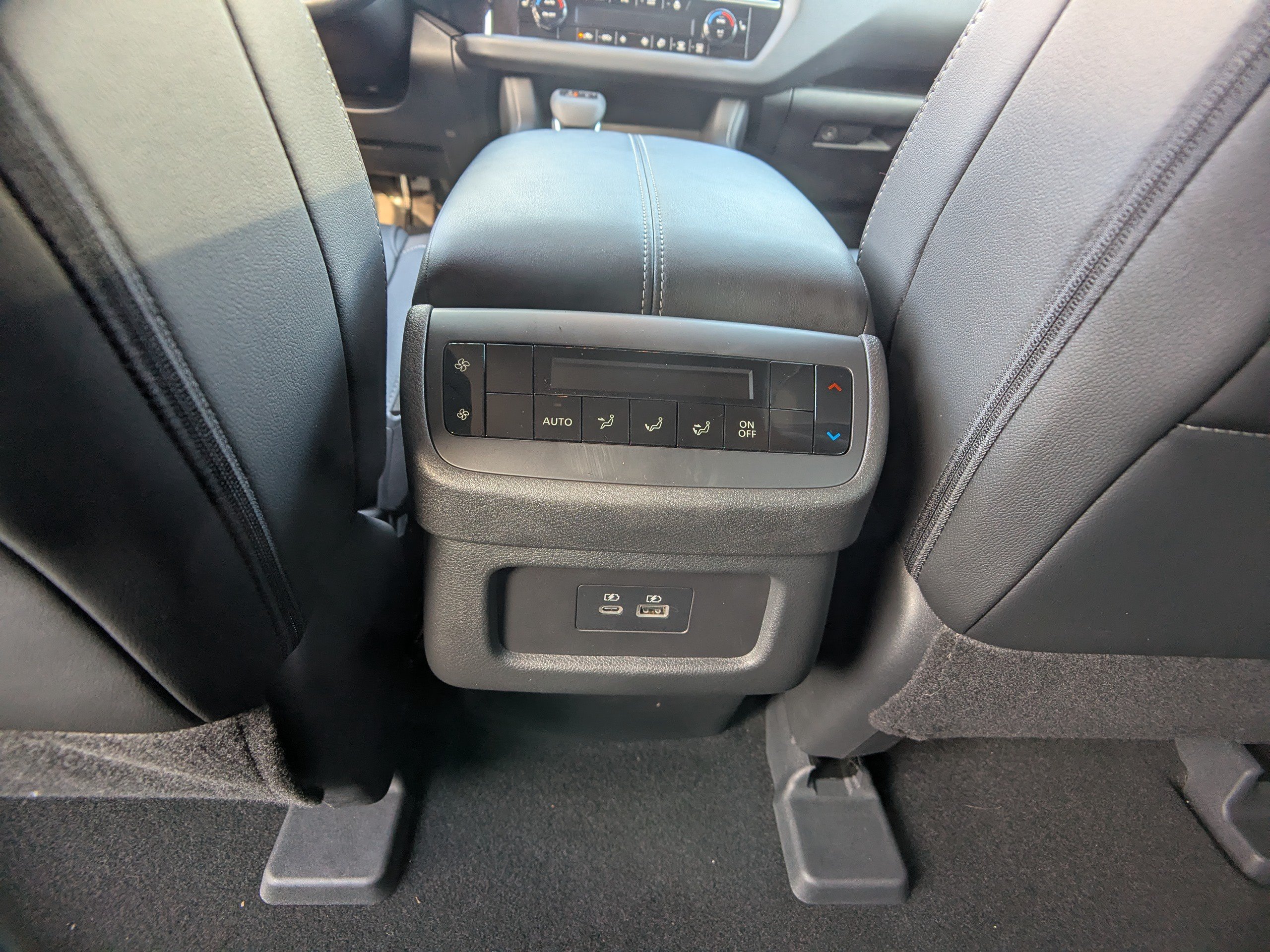 Used 2023 Nissan Pathfinder SL w/ Black Appearance Package AWD/4WD image 17