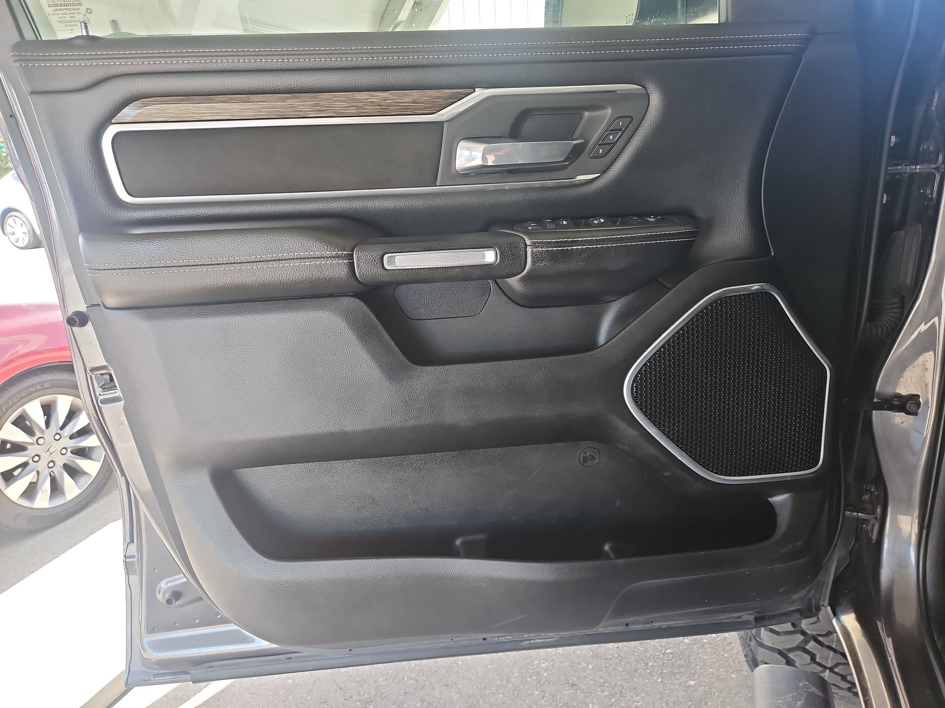 Used 2019 RAM 1500 Laramie w/ Off Road Group AWD/4WD image 16