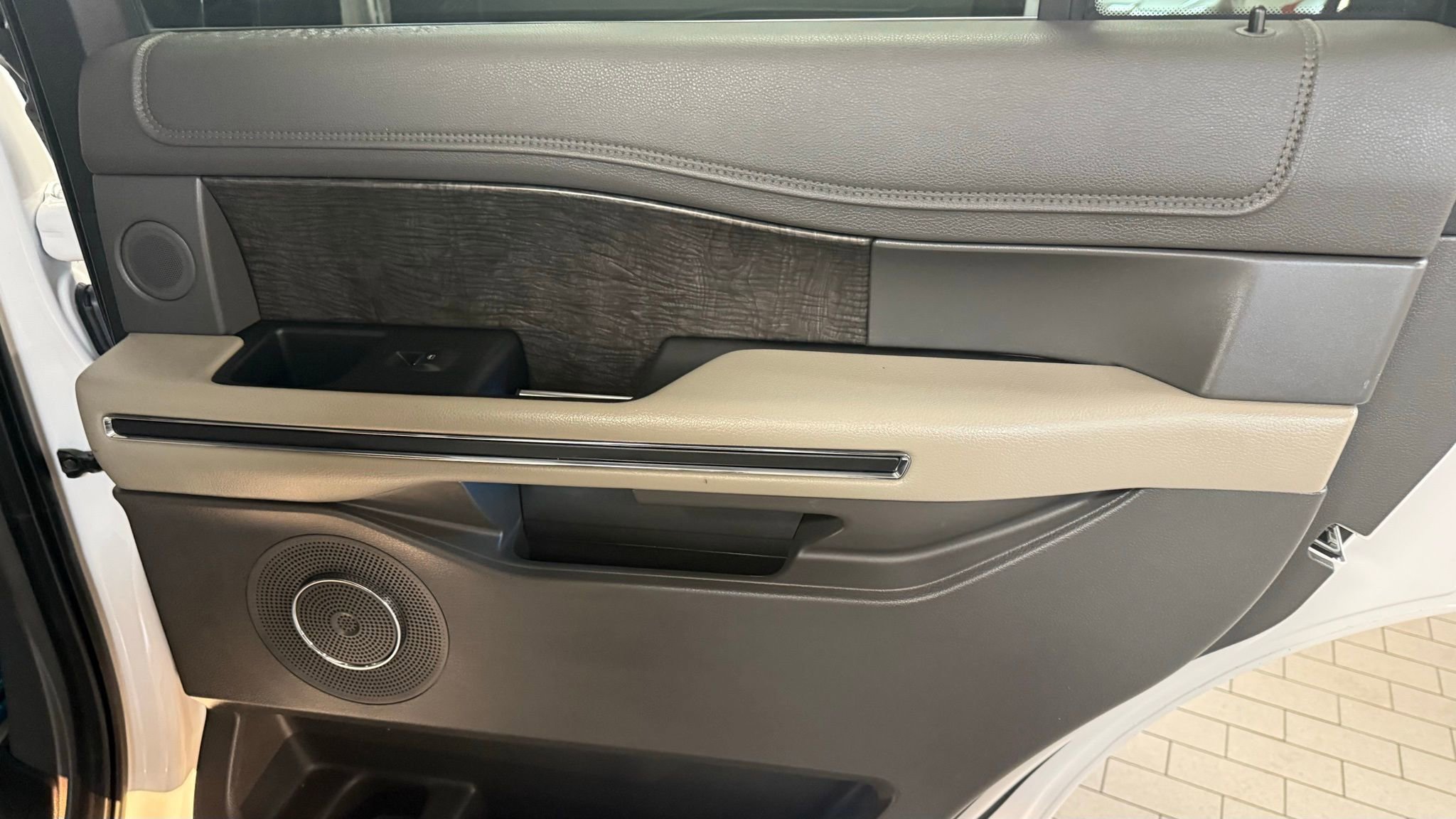 Used 2019 Ford Expedition Limited image 14