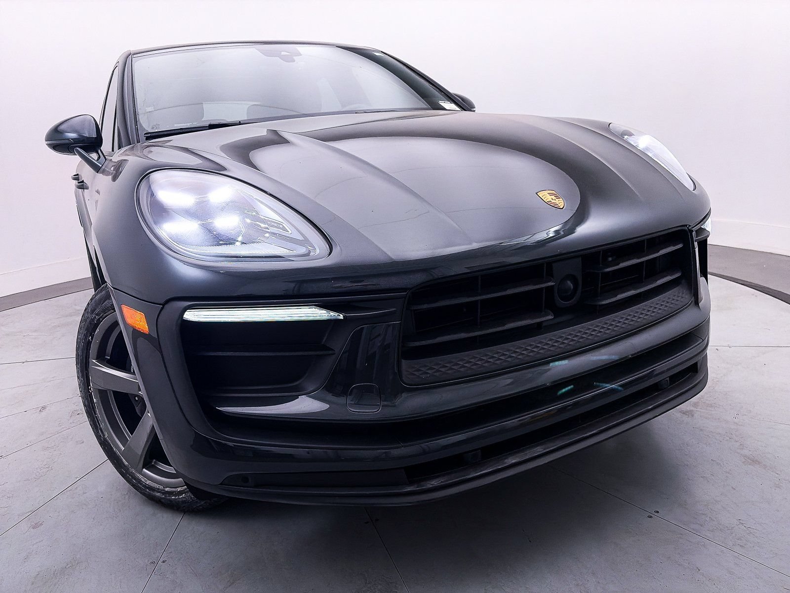 Used 2024 Porsche Macan AWD/4WD image 3