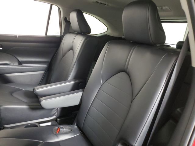 Used 2025 Toyota Highlander XLE image 13