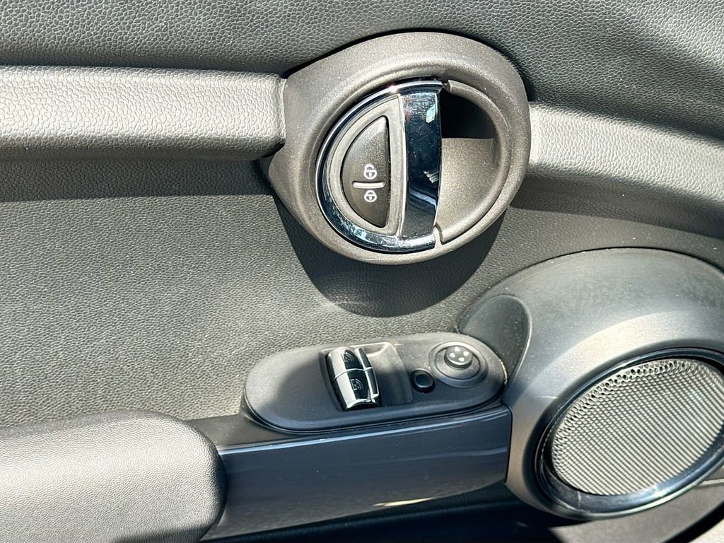 Used 2017 MINI Cooper 2-Door Hardtop image 21