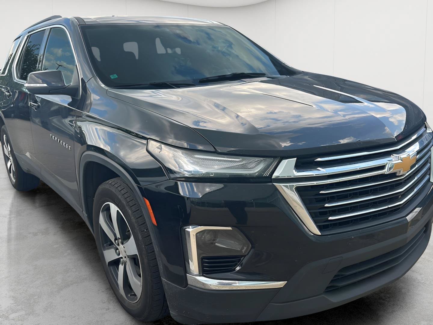 Used 2023 Chevrolet Traverse LT w/ LT Premium Package AWD/4WD image 1