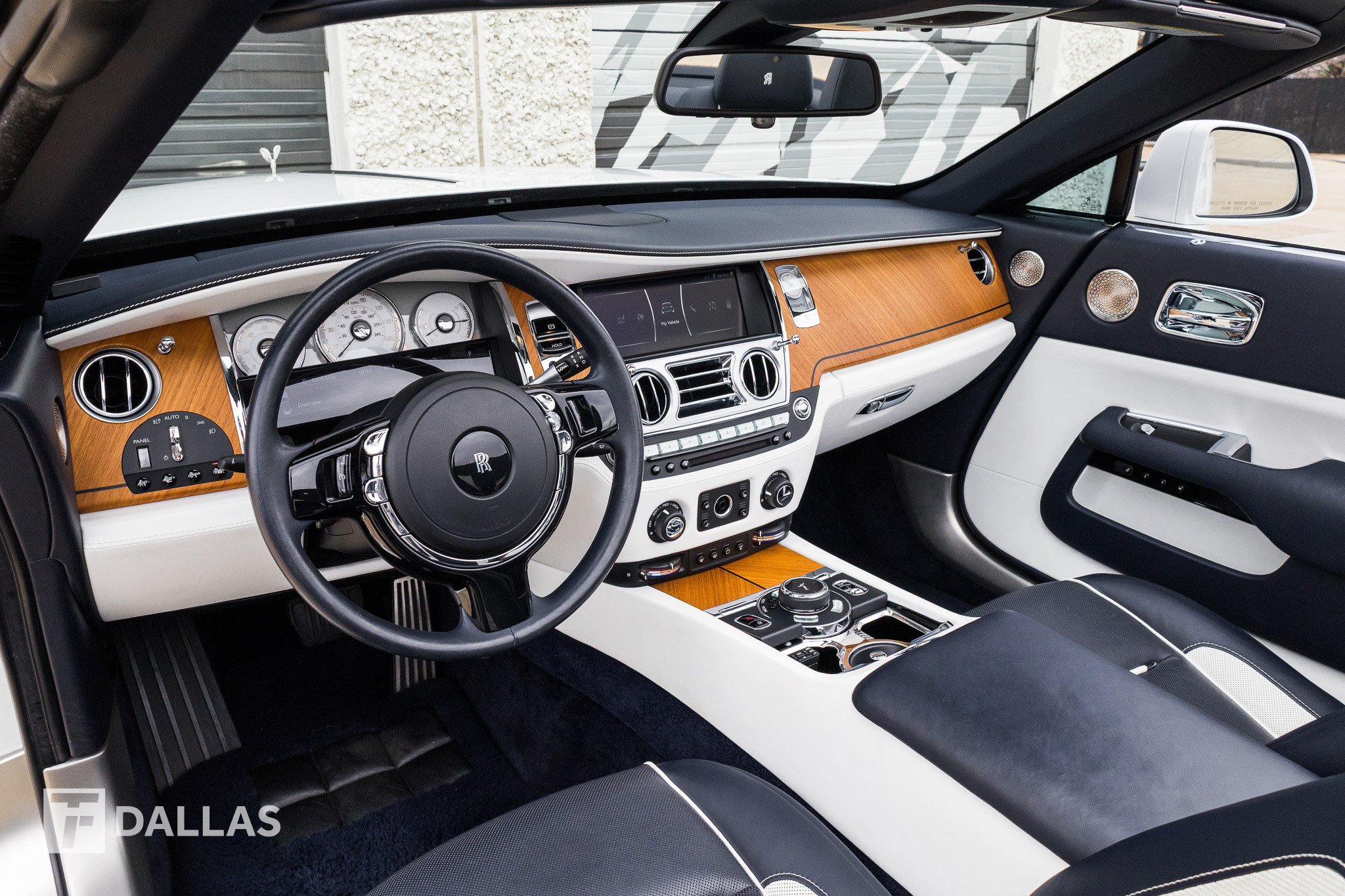 Used 2019 Rolls-Royce Dawn RWD image 23