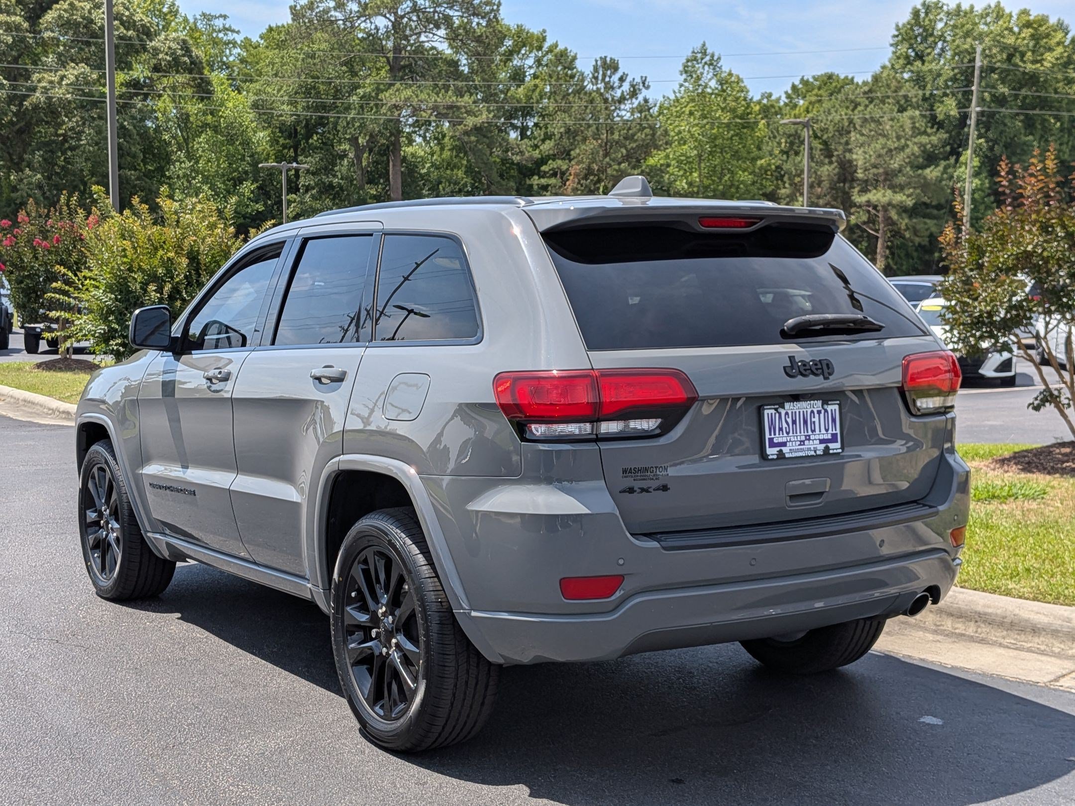 Used 2019 Jeep Grand Cherokee Altitude AWD/4WD image 7