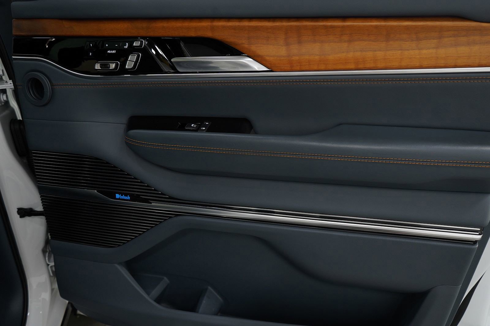 Used 2022 Jeep Grand Wagoneer Series II w/ Premium Group II image 9