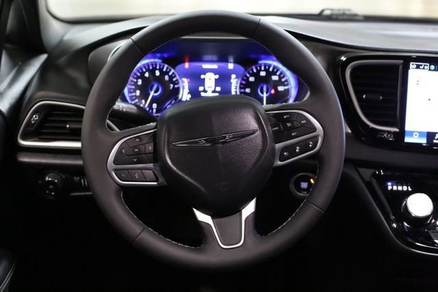 Used 2025 Chrysler Pacifica Select image 17