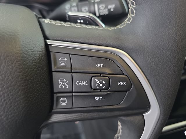 Used 2023 Jeep Grand Cherokee Altitude AWD/4WD image 18