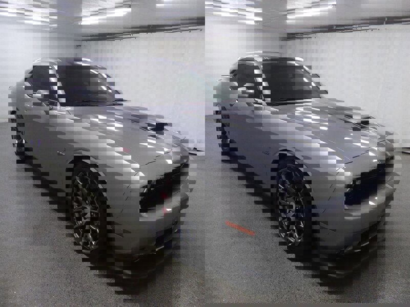 Used 2016 Dodge Challenger SRT w/ Technology Group image 2