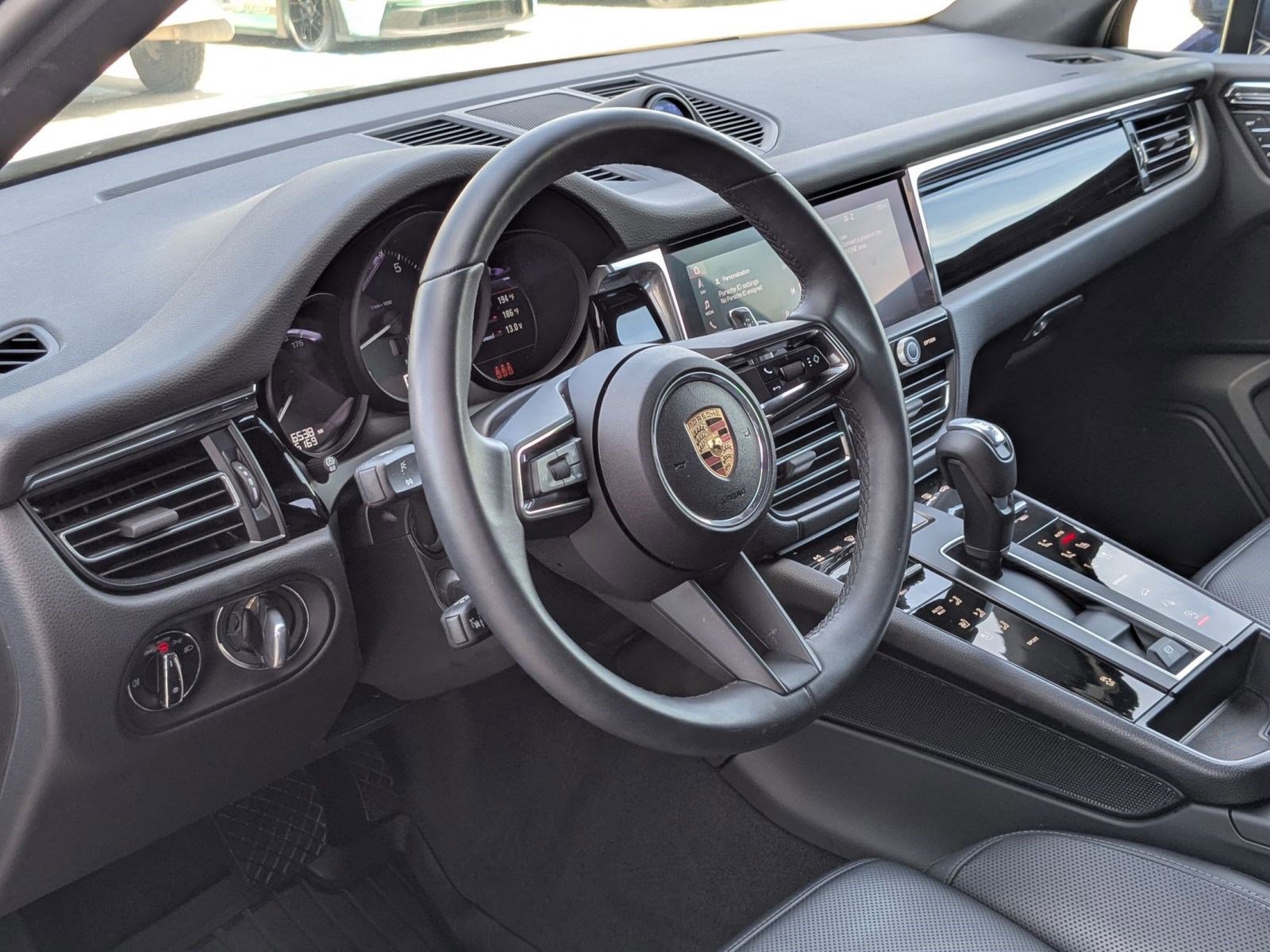 Certified 2025 Porsche Macan image 4