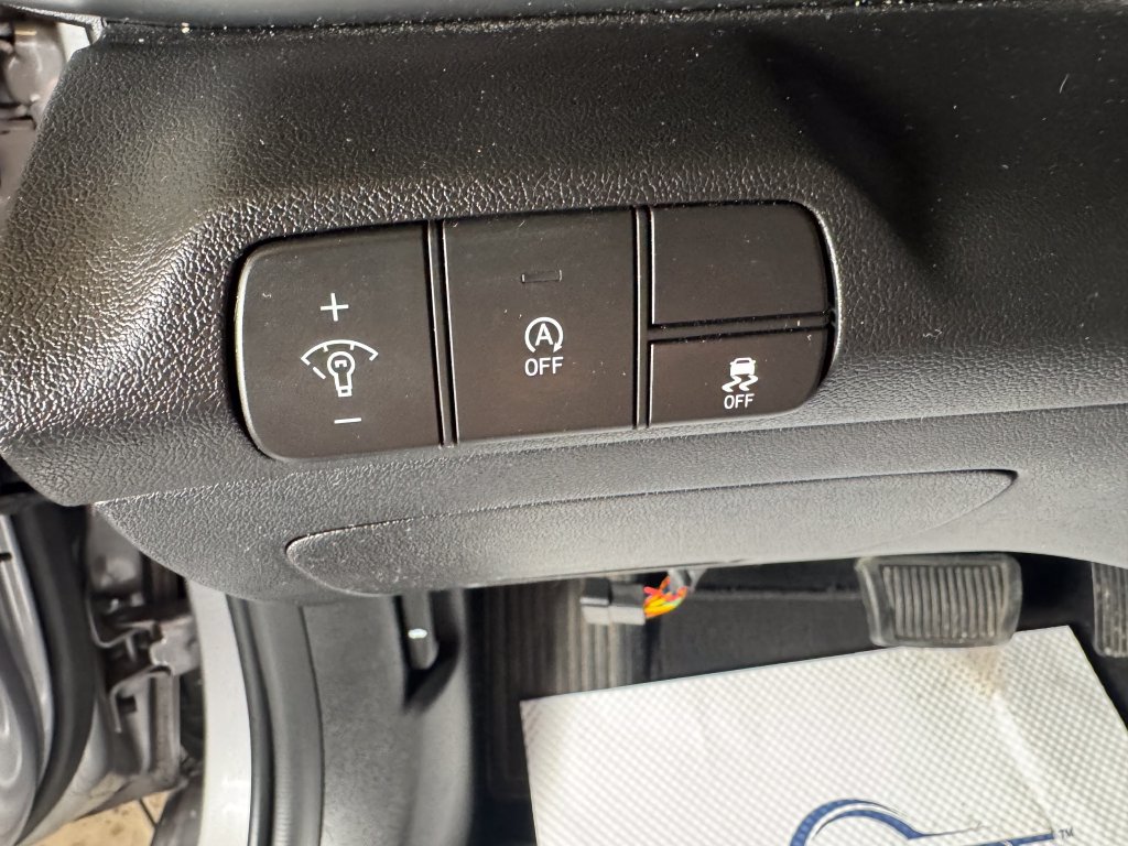 Used 2025 Hyundai Elantra SE FWD image 18