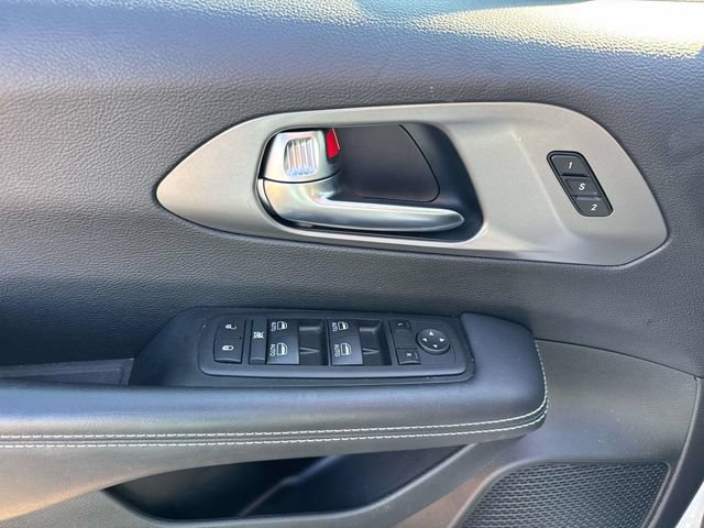 Used 2025 Chrysler Pacifica Select FWD image 25