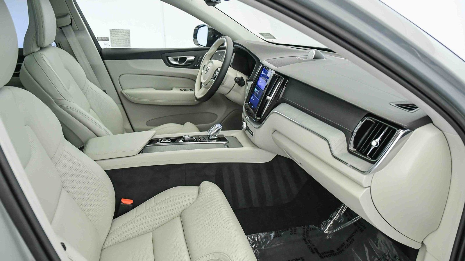 Certified 2025 Volvo XC60 B5 Ultra w/ Protection Package Premier image 17