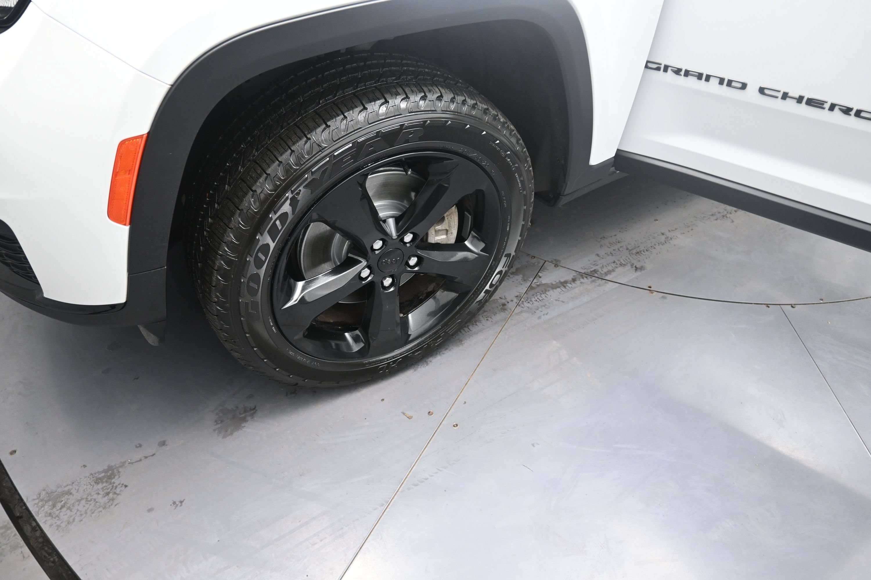 Used 2023 Jeep Grand Cherokee L Laredo AWD/4WD image 13