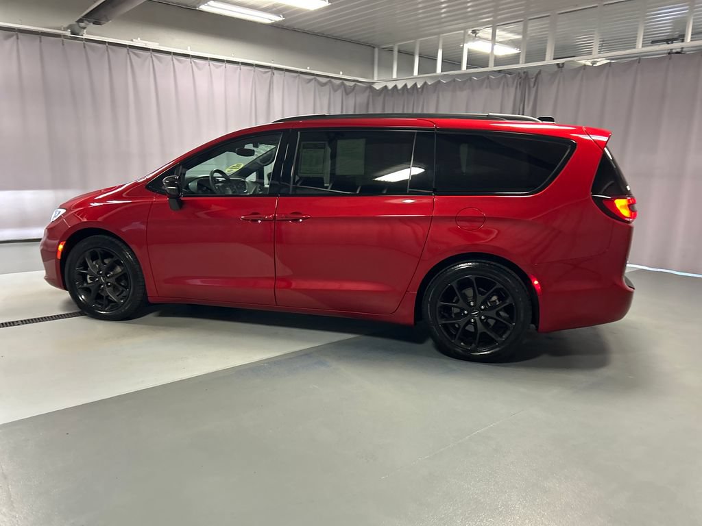 Used 2025 Chrysler Pacifica Limited FWD image 4