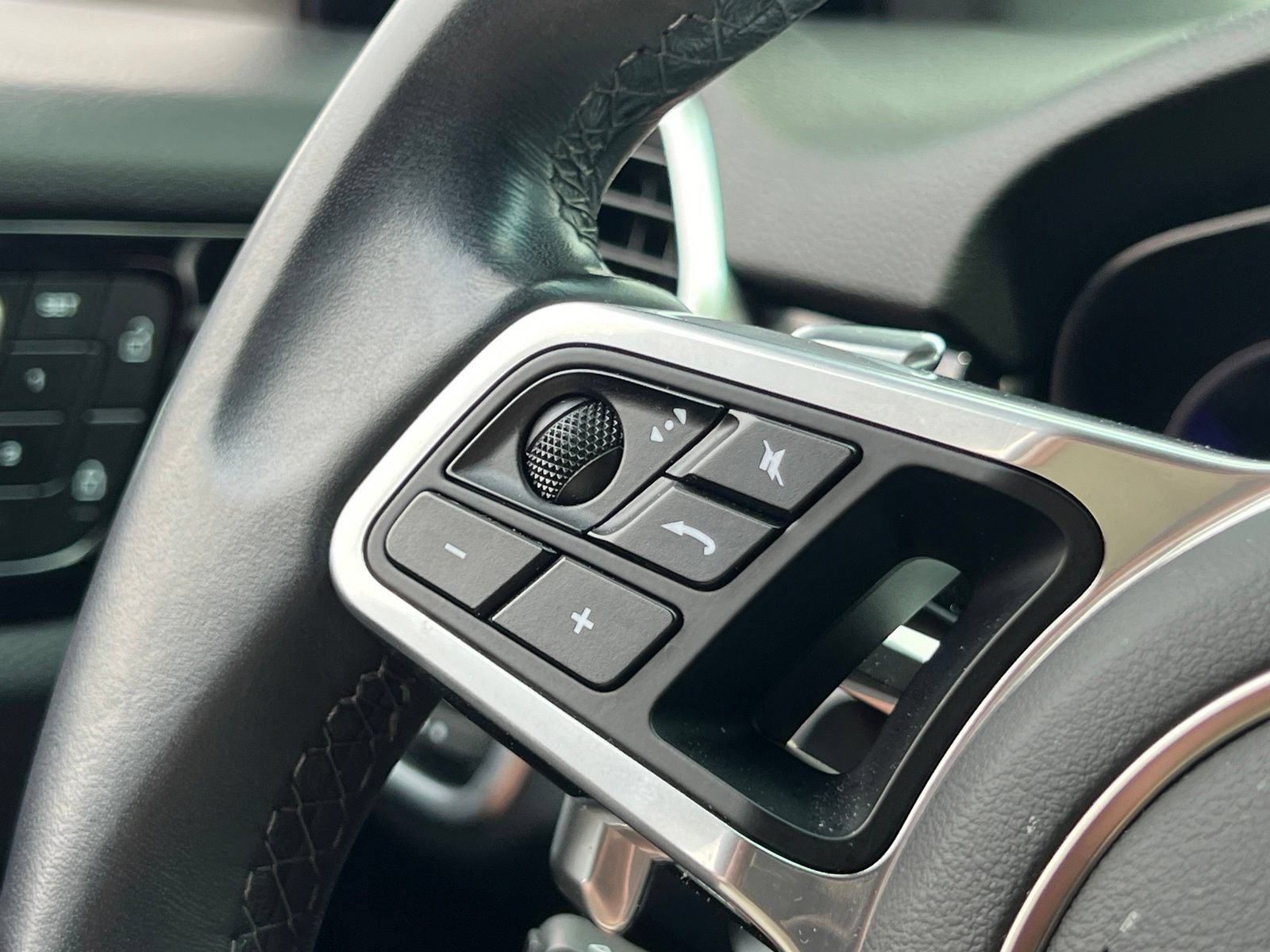 Certified 2023 Porsche Cayenne Platinum Edition AWD/4WD image 24