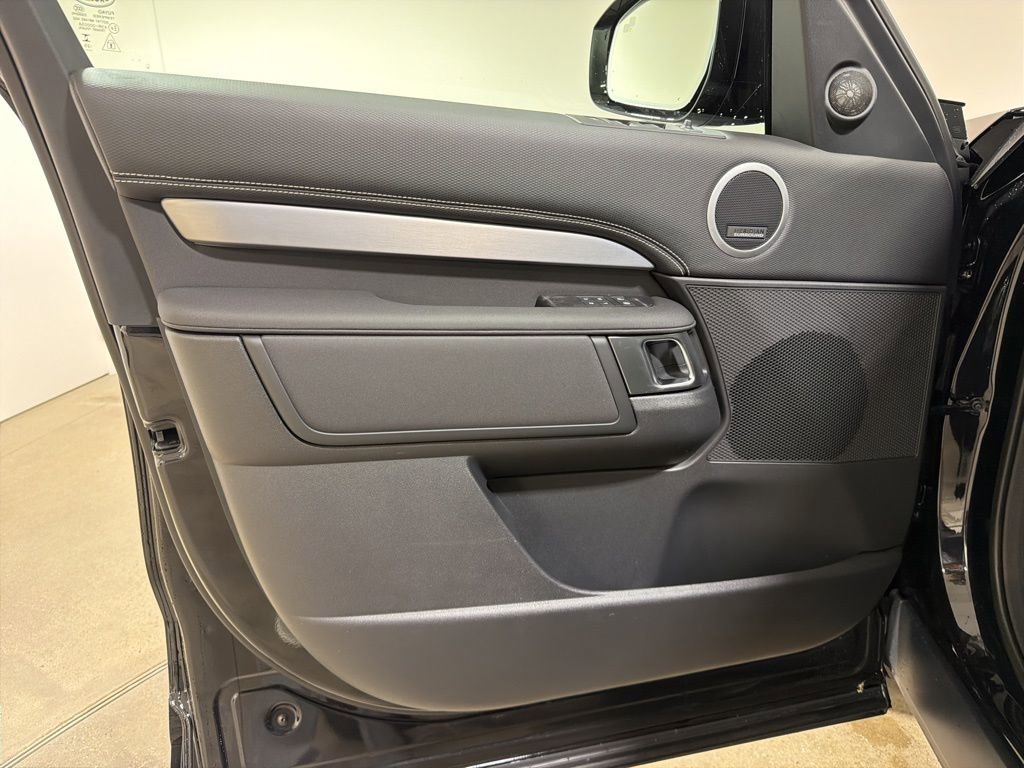 New 2026 Land Rover Discovery Dynamic SE image 9