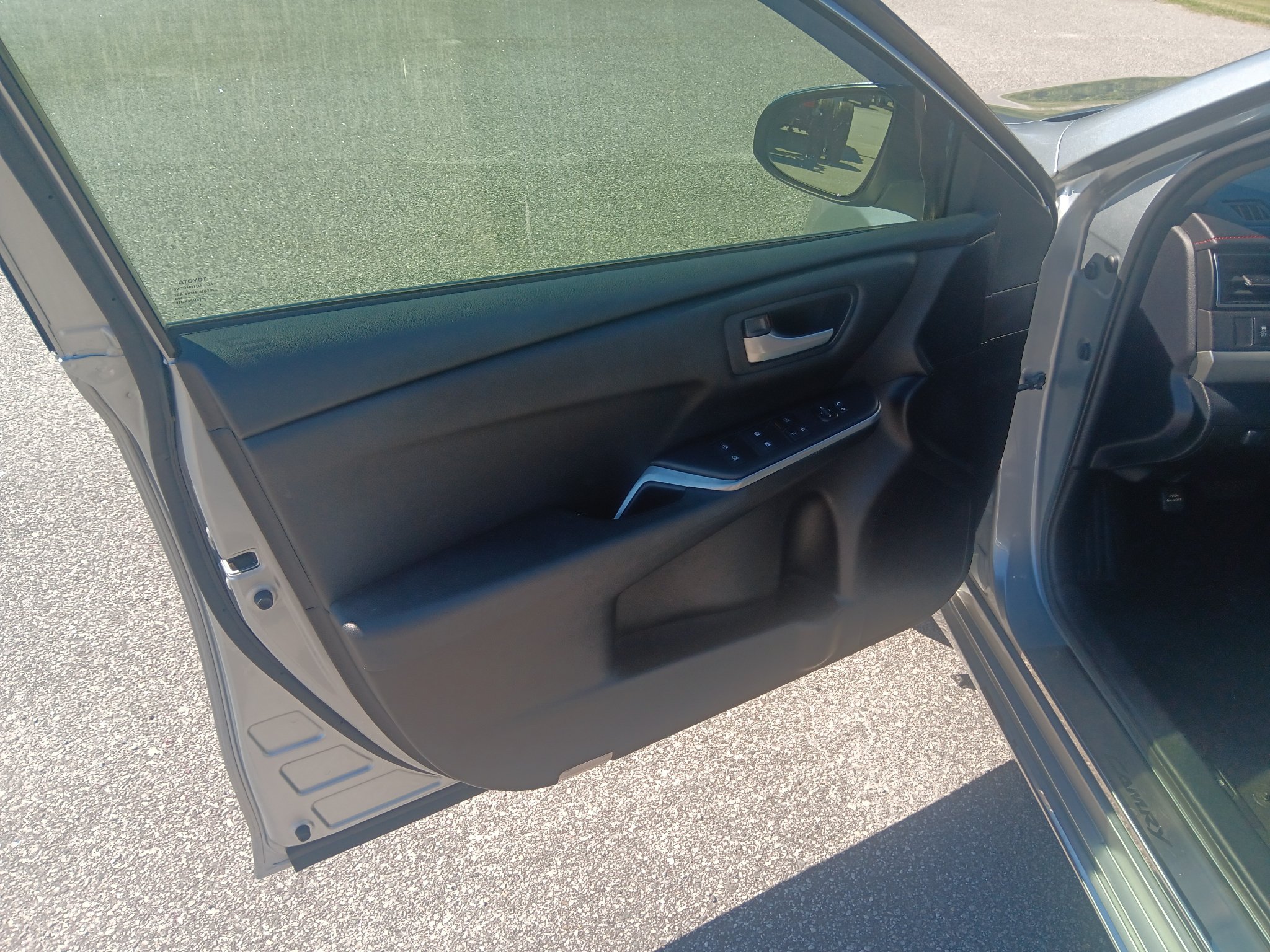 Used 2015 Toyota Camry SE FWD image 14