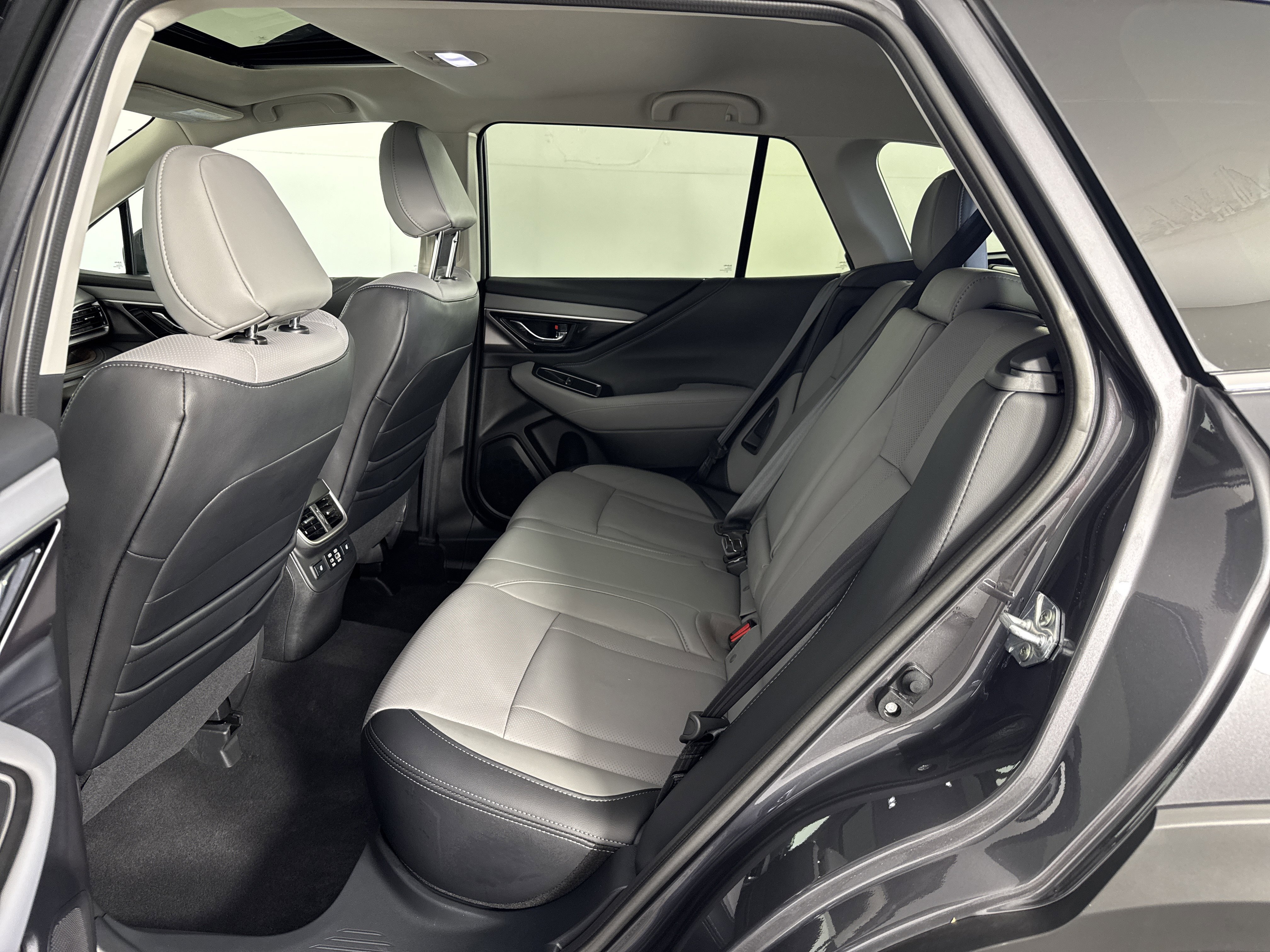 Used 2025 Subaru Outback Limited image 28