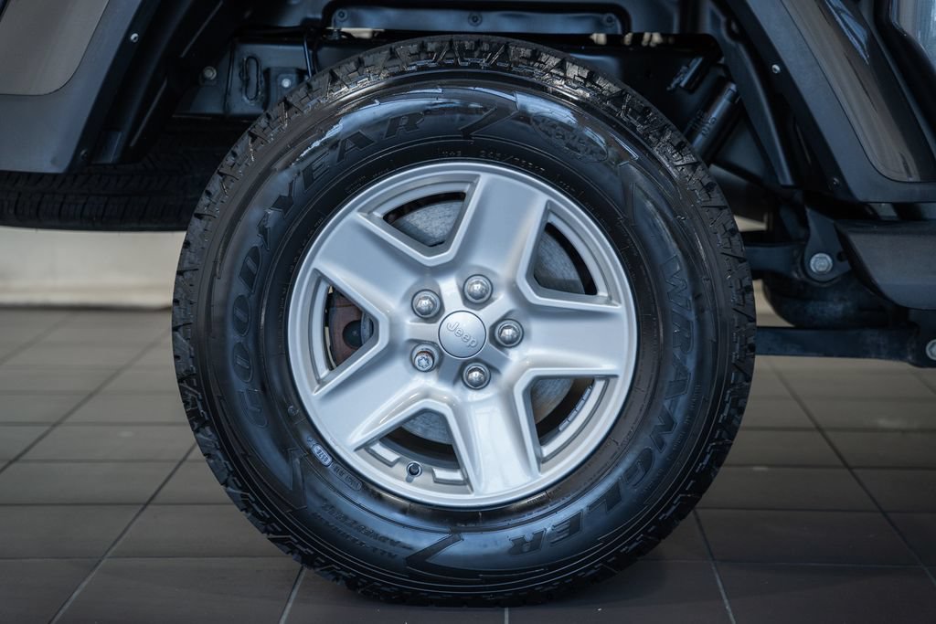Certified 2022 Jeep Gladiator Sport AWD/4WD image 17
