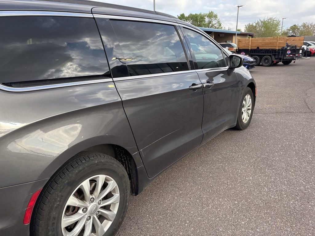 Used 2017 Chrysler Pacifica Touring-L image 11
