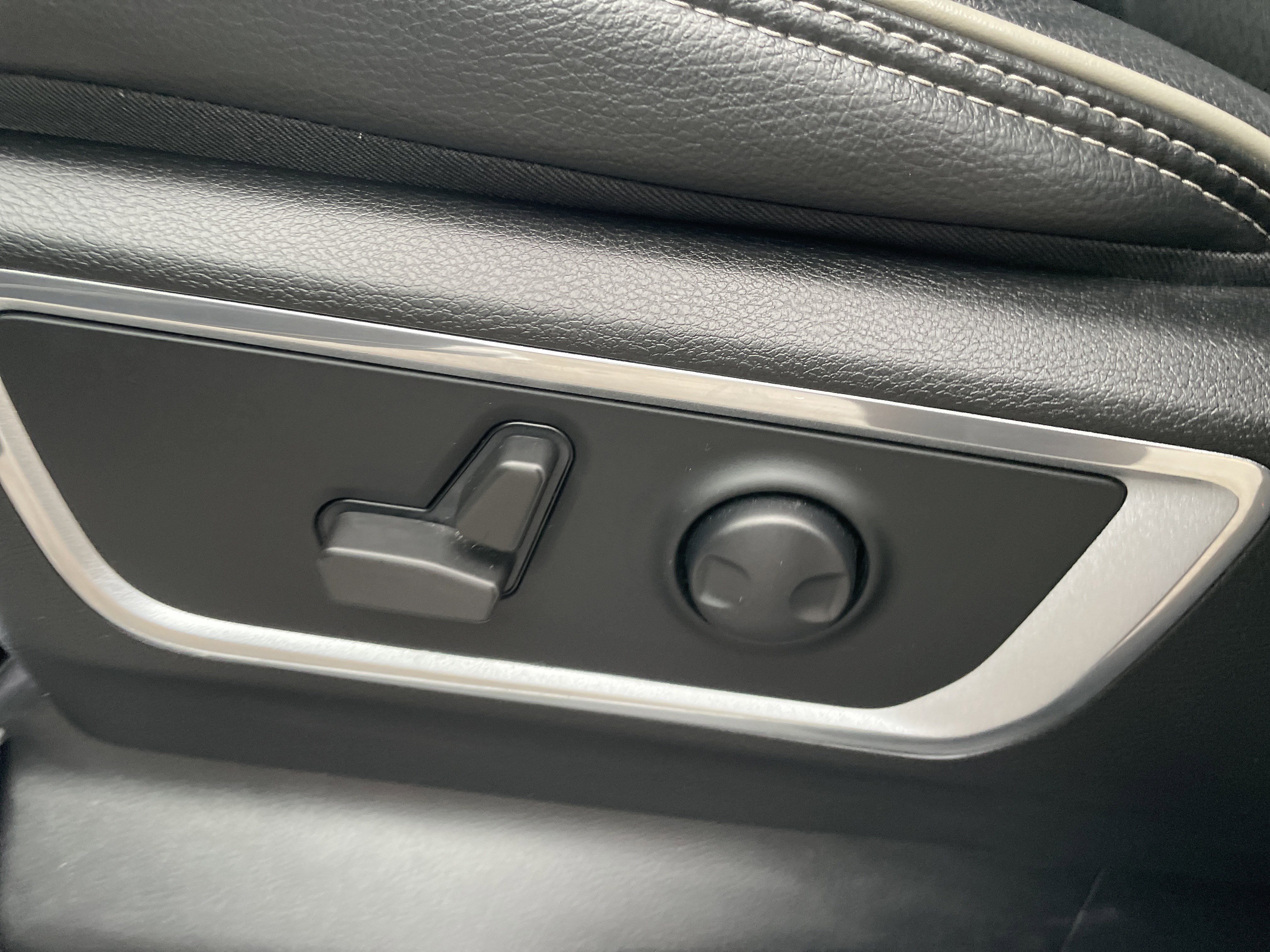 Used 2022 RAM 1500 Laramie w/ Sport Appearance Package image 16