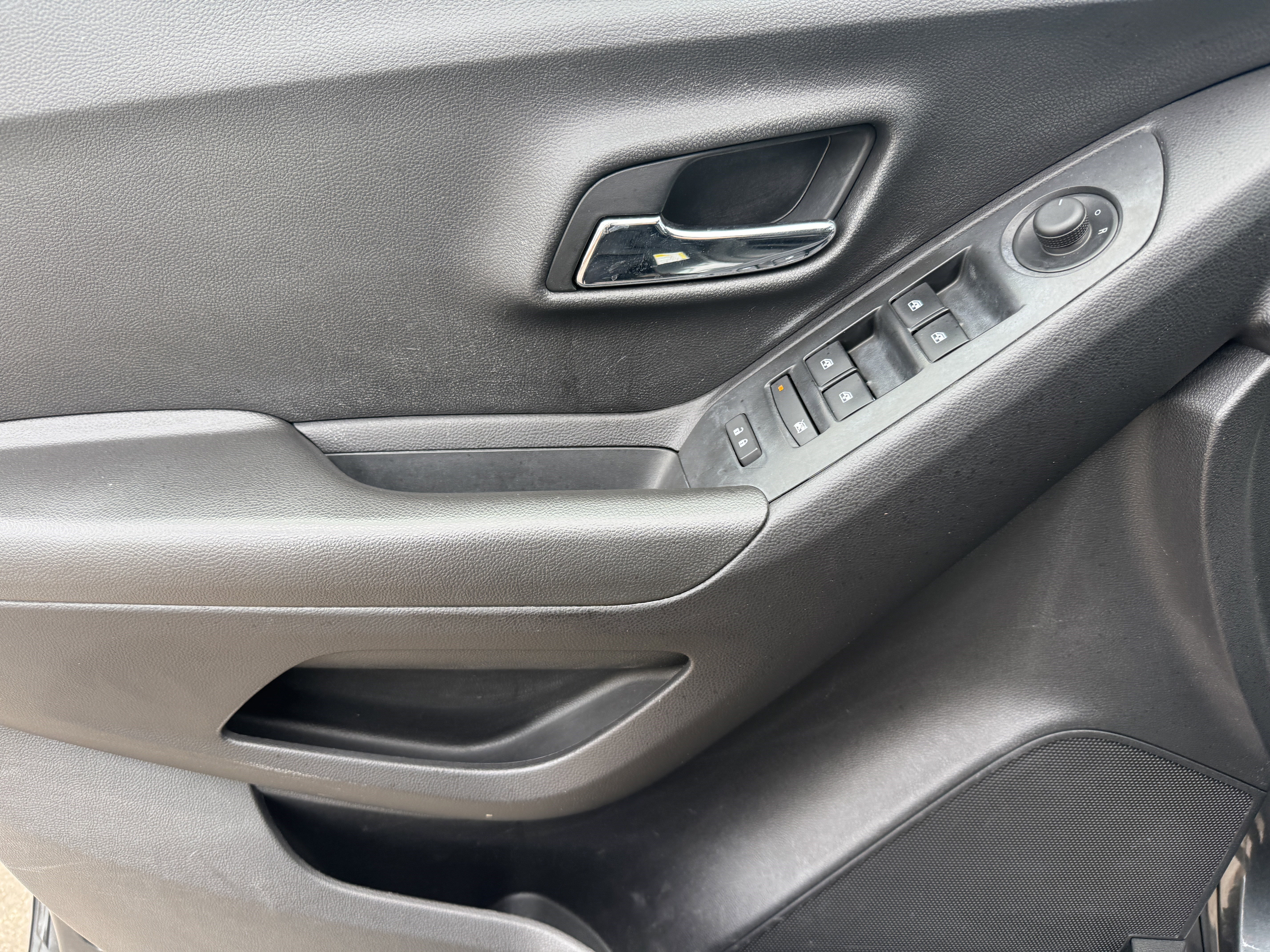 Used 2018 Chevrolet Trax LT w/ LT Convenience Package image 9