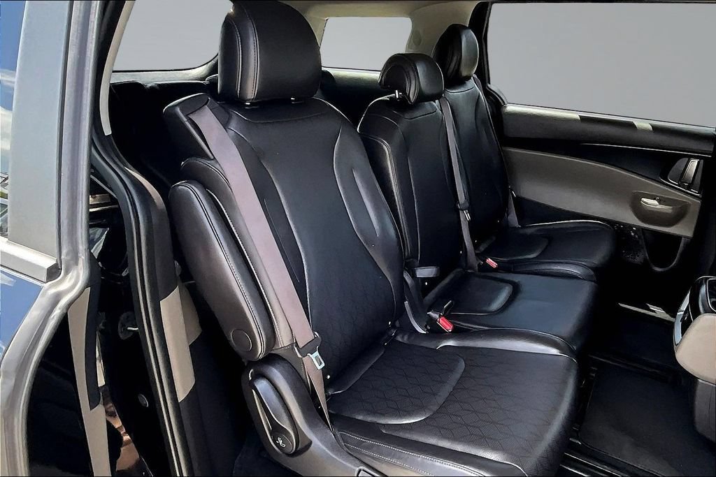 Used 2025 Kia Carnival FWD image 24