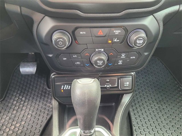 Used 2023 Jeep Renegade Latitude w/ Premium Group image 29