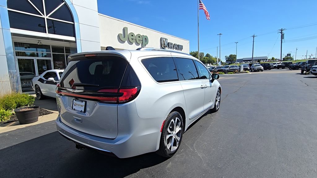 New 2026 Chrysler Pacifica Pinnacle w/ Trailer Tow Group FWD image 8