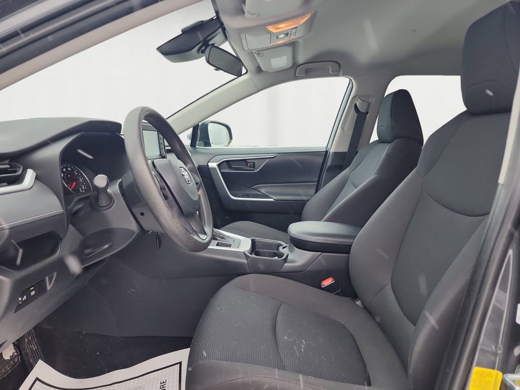 Used 2021 Toyota RAV4 LE image 9