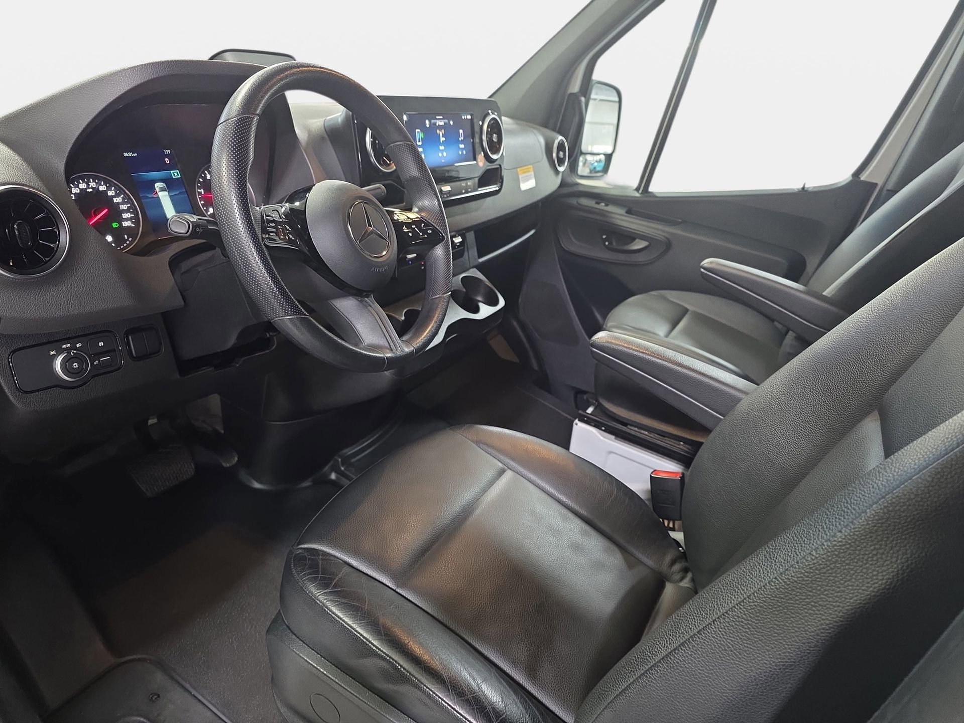 Used 2025 Mercedes-Benz Sprinter 2500 image 13