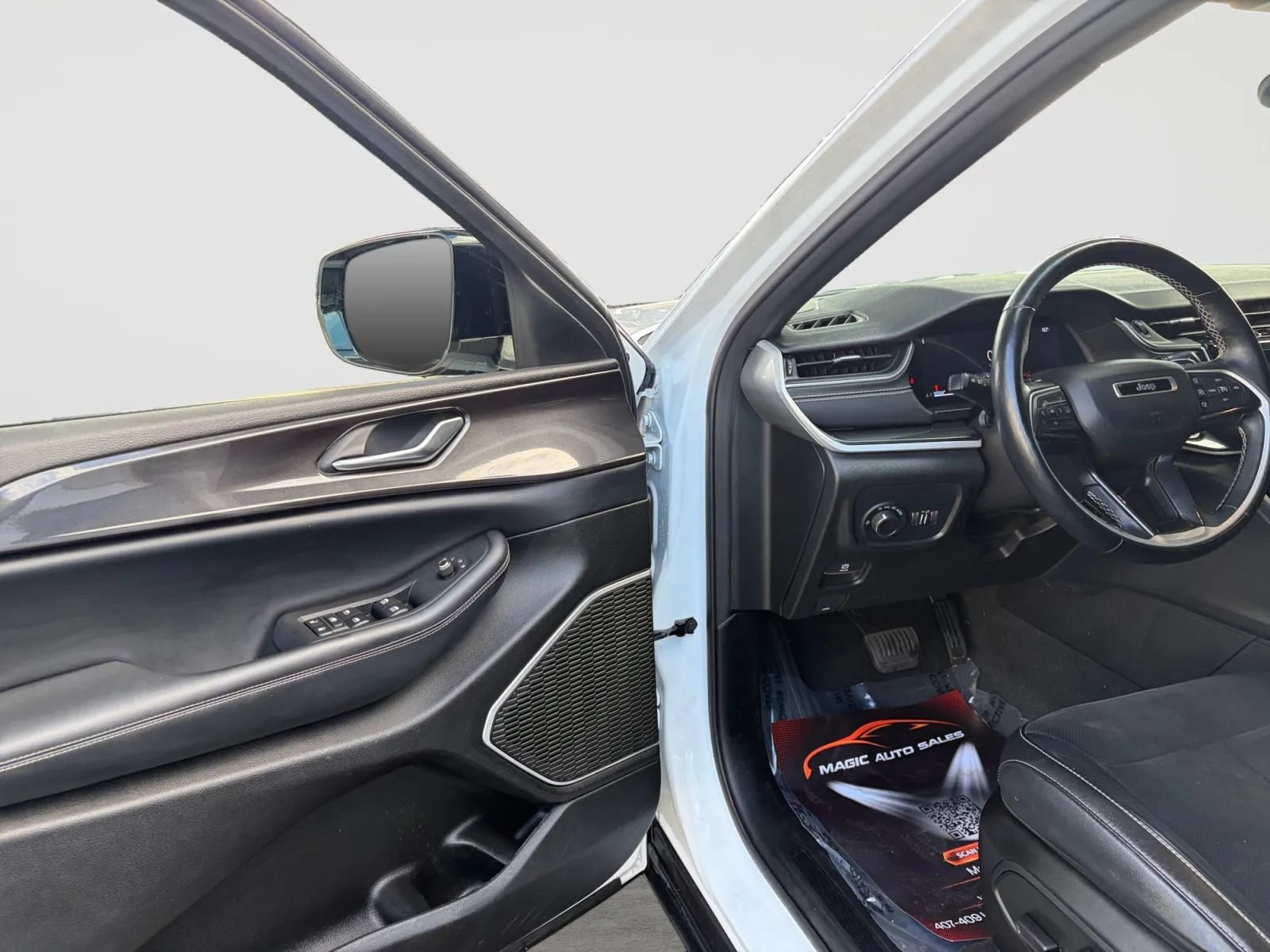 Used 2022 Jeep Grand Cherokee Altitude AWD/4WD image 11