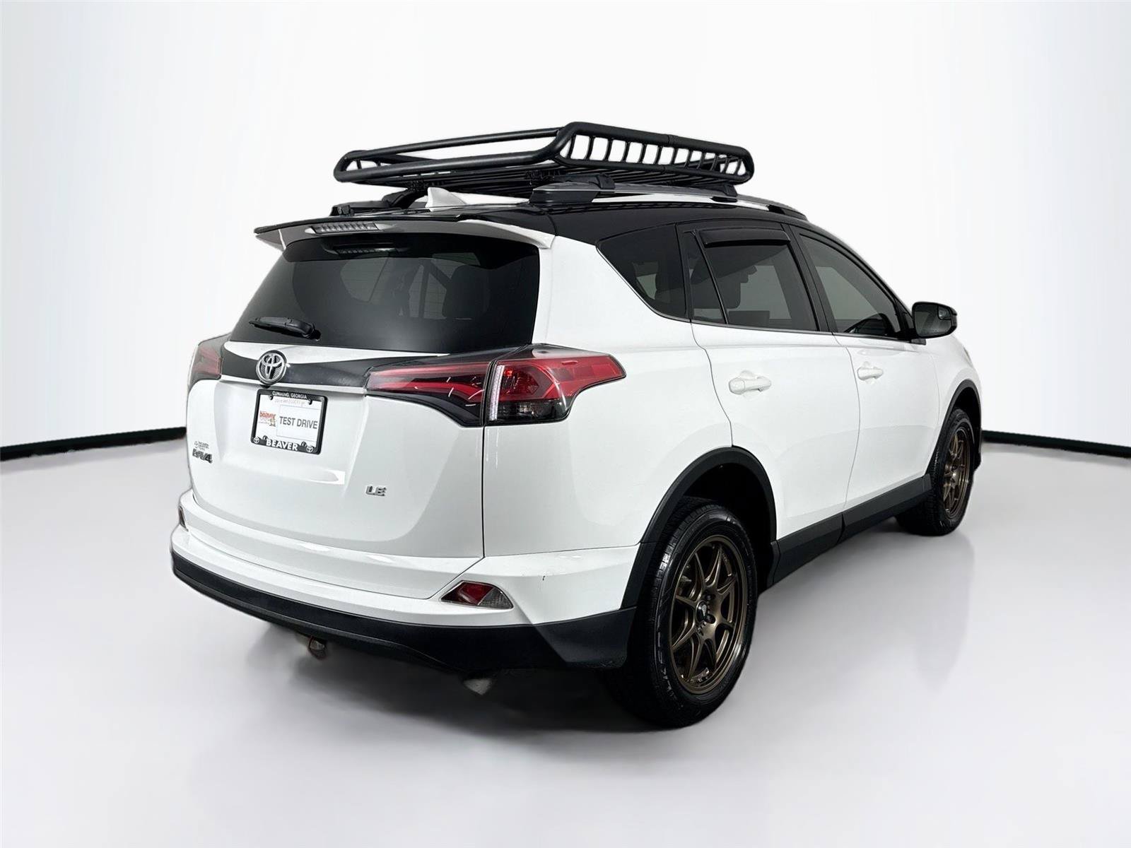 Used 2018 Toyota RAV4 LE FWD image 2